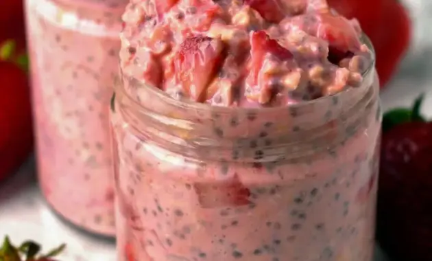 A jar of Strawberries and Cream Overnight Oats with fresh berries on top, a bright Overnight Oats Recipe Strawberry for busy mornings.